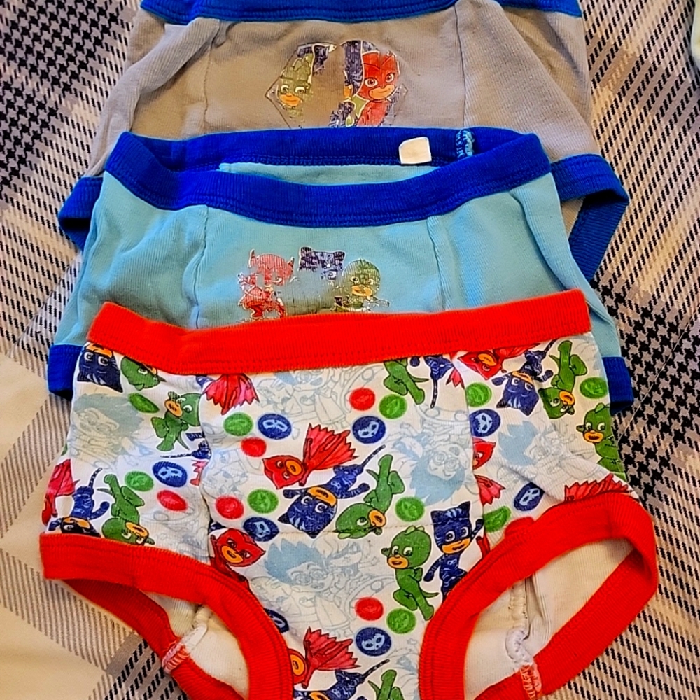 Character Lined training pants.
